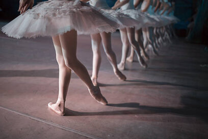 Dancers in white tutu synchronized dancing on stage. Repetition. - Agrandir l'image, fenêtre modale